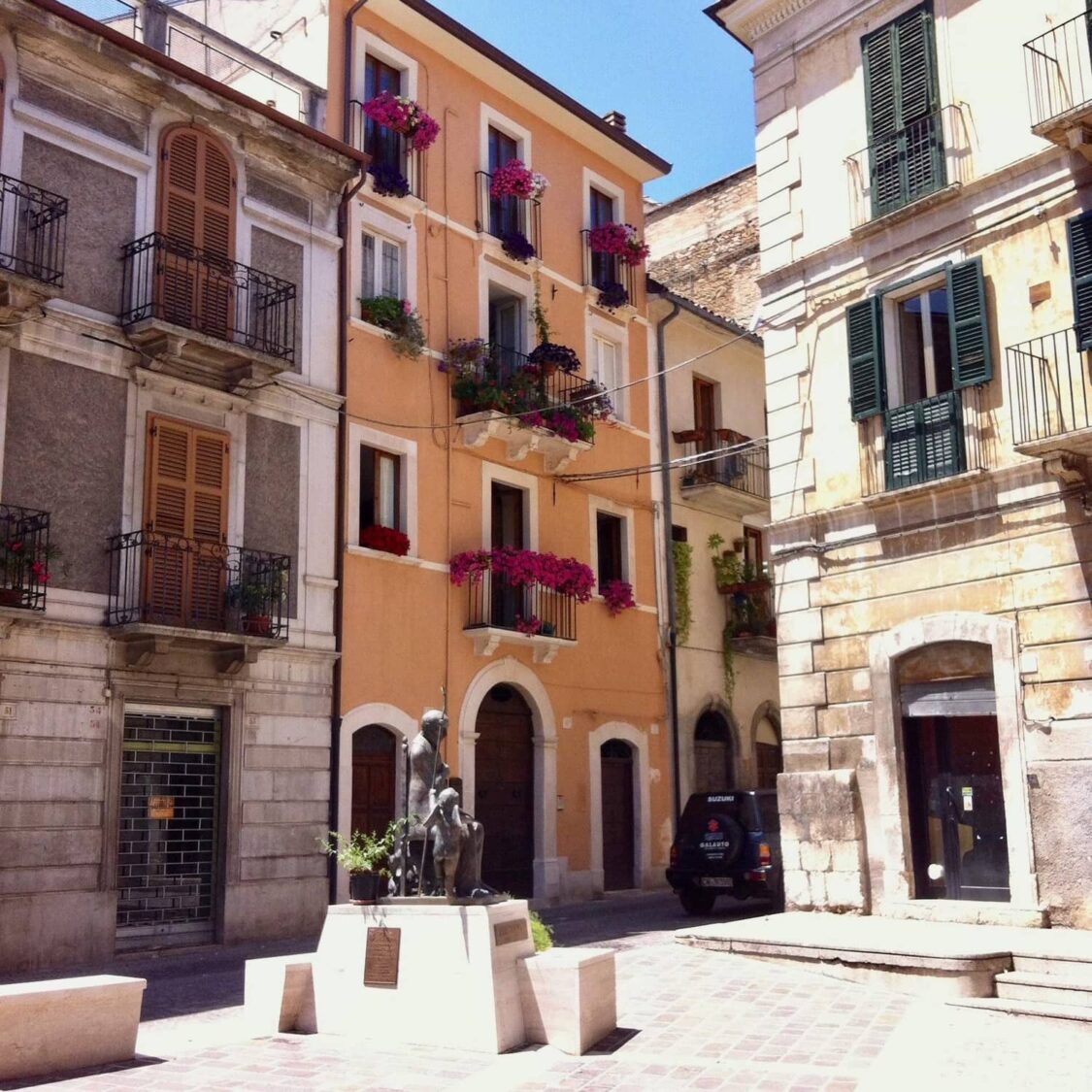 Sulmona Centro Storico Appartamento composto di tre vani e servizi RES033