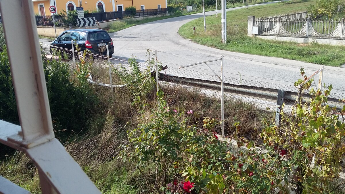 fabbricato autonomo con giardino