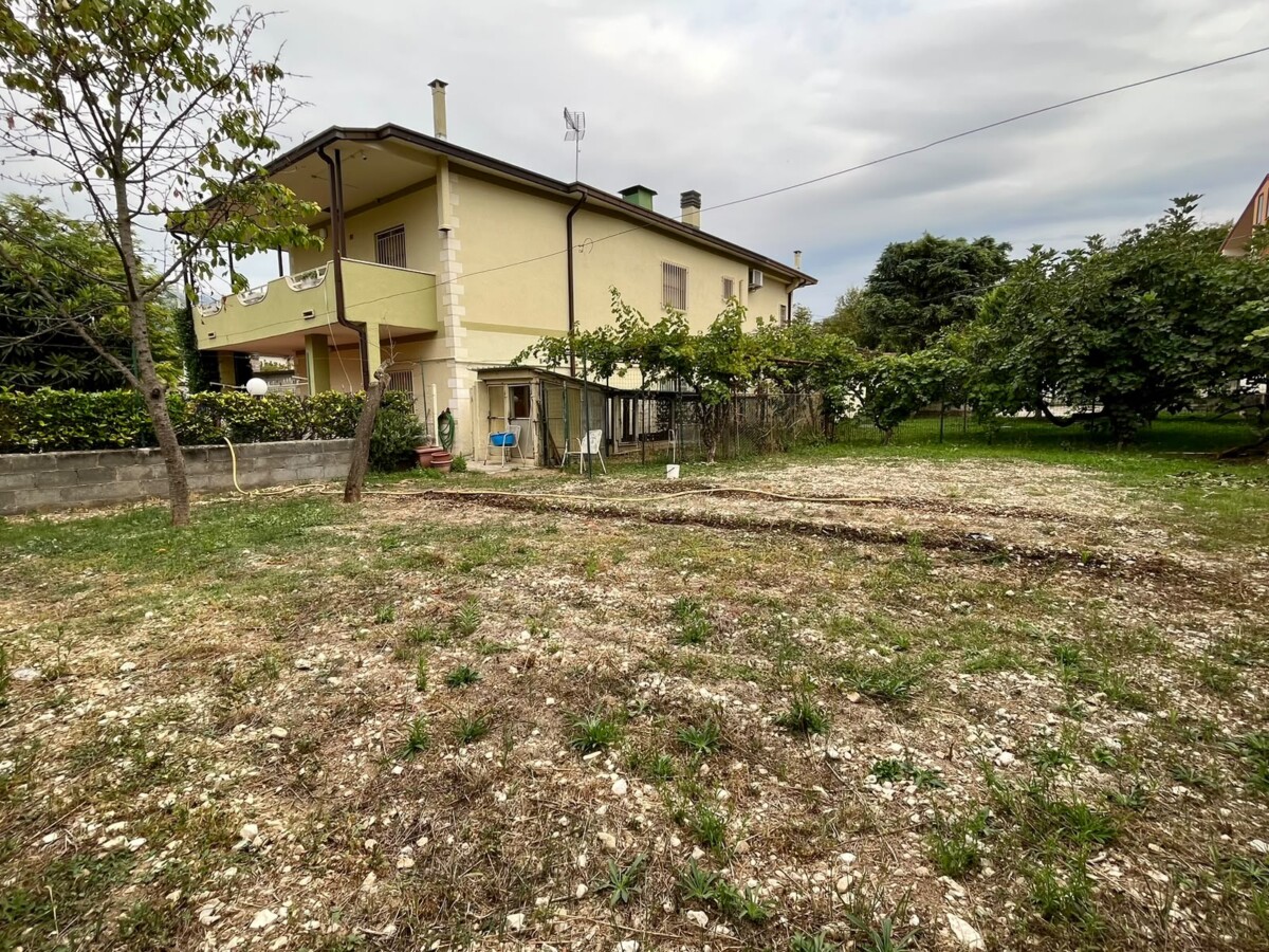 villa a Sulmona in prima periferia
