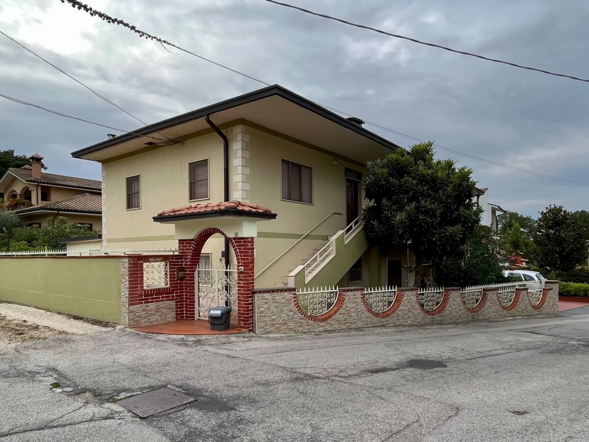 villa a Sulmona in prima periferia